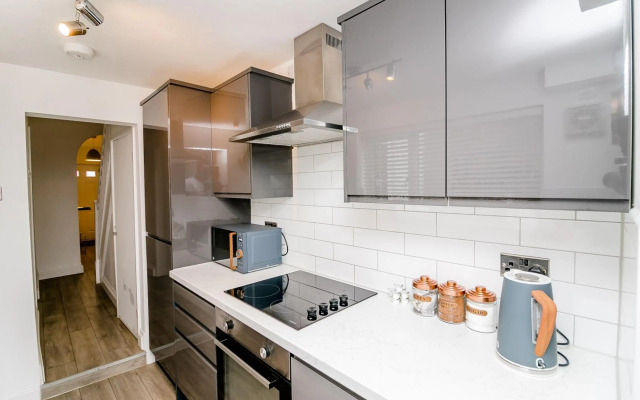 New City House, Great Location - With Parking