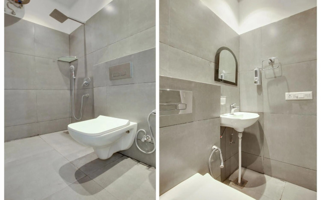 OYO Flagship 80590 Sky White House