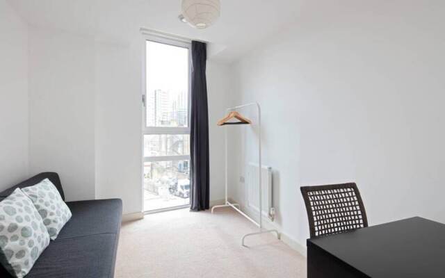 Sleek & Spacious 4 Sleeper, 5 Mins to Moorgate