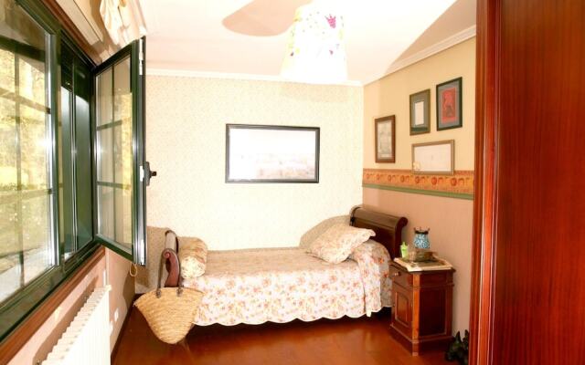 House with 5 Bedrooms in Pontevedra, with Enclosed Garden