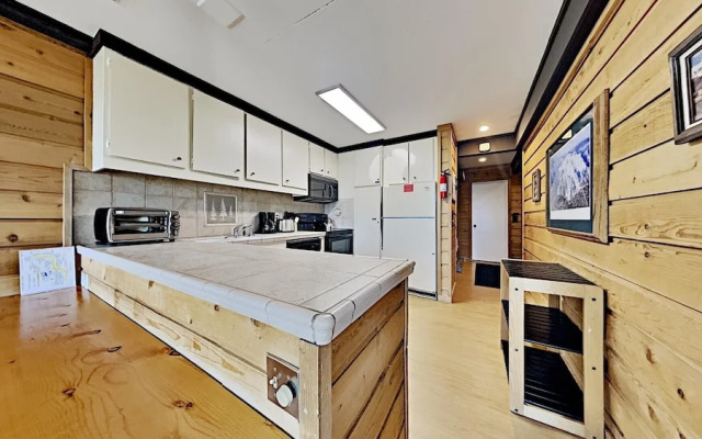 Condo with Great Views - Close to all Mammoth Recreation! by RedAwning