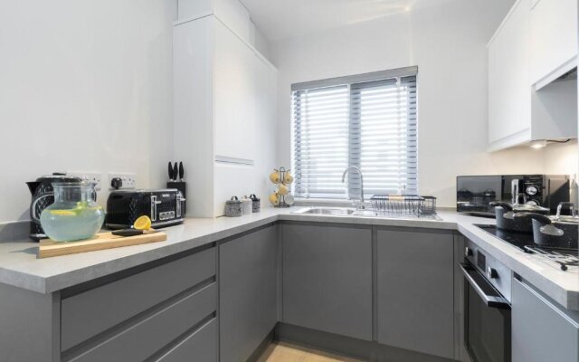 Elliot Oliver - Cosy 2 Bedroom Town Centre Apartment