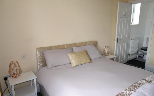 Cleopatra Family Accommodation Sleeps 11 with 2 free parkings