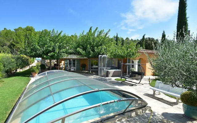 Stunning Villa Near Regusse With Private Swimming Pool