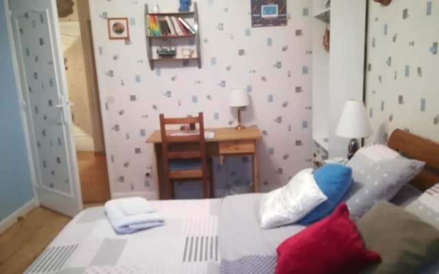 Chambre dans une maison pleine de vie