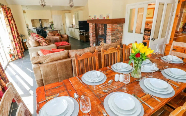 1 Homecroft Bungalows