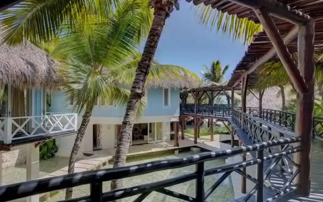 6 BR Beachfront Lush Oasis