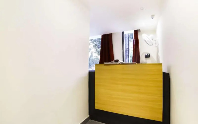 Collection O  80122 Pitampura Residency