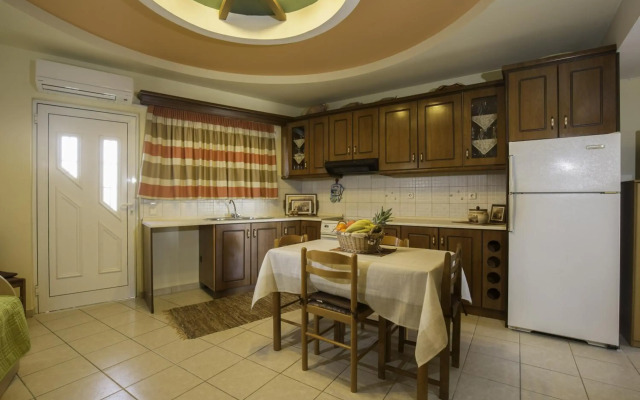 Lyristis Dinos Studios & Apartments