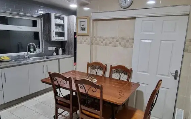 Impeccable 2-bed House Near City Centre