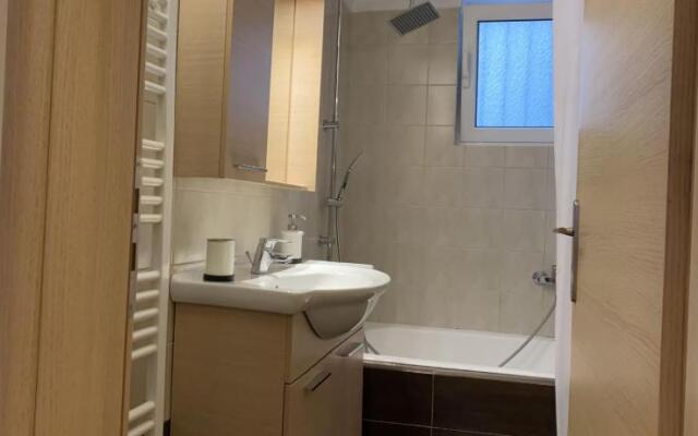 Elegant Glyfada Apartment-private Garden-Near METRO