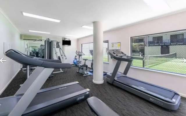 Convenient City Apartment with Pool Gym and Tennis Court