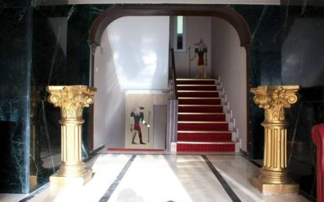 Queen RA Hotel