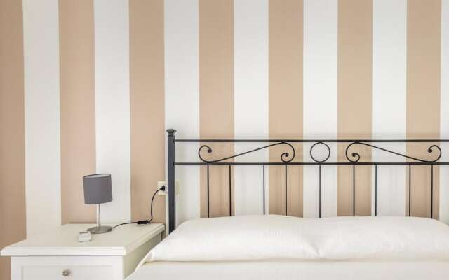 Sr-f943-ulag29a1 - Anita Apartment