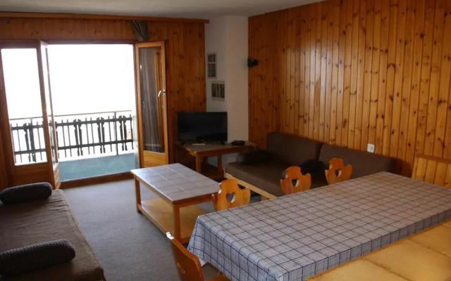 Stunning Apartment With Mountain Views