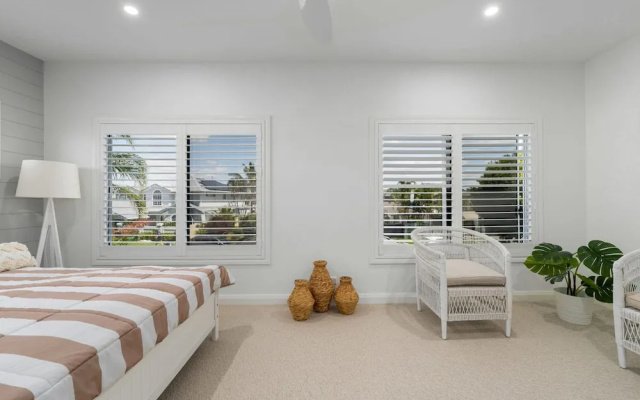 Modern Waterfront Retreat Private Pool Dock – Guest Rooms – Gold Coast