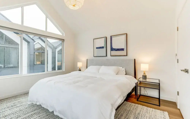 Modern Seattle Townhome: Walk to Light Rail!