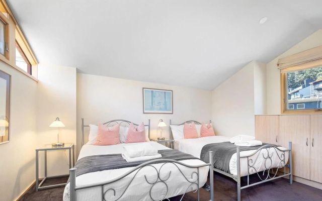 Lhotsky 3 Bedroom and loft with fireplace mountain views and 2 car spaces – Guest Rooms – Thredbo