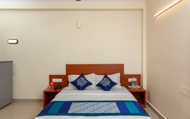 OYO 22105 Hotel Half Moon Inn