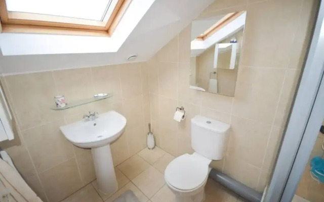 Stylish 2 Bedroom Home Near Bristol