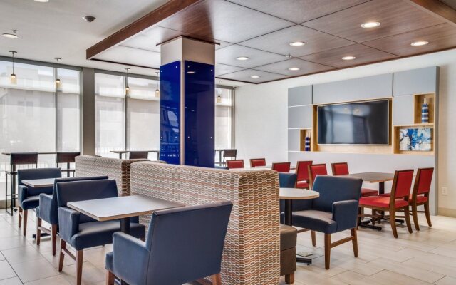 Holiday Inn Express & Suites Denton South by IHG