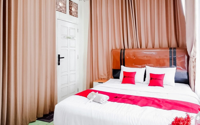 RedDoorz @ Homestay OTW Manna — 2-star hotel in Manna