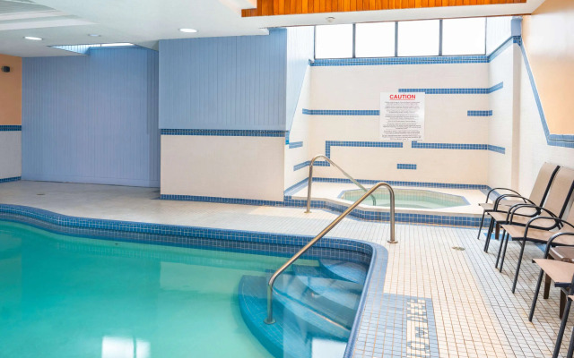 Comfort Hotel & Suites