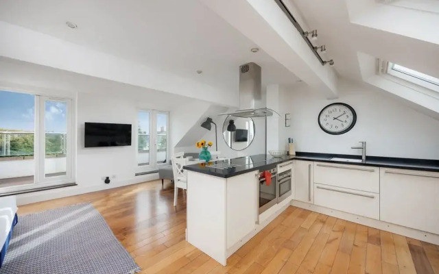 Modern 3 Bed Apartment - Parking