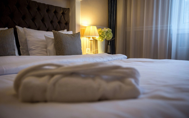 Queen's Court Hotel & Residence