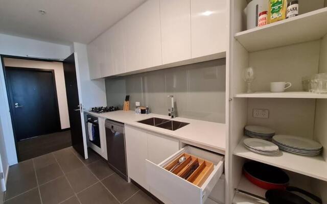 FS1206D Bright 2BR2BA apt with Pool WIFI parking