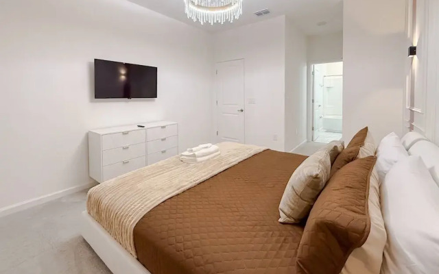 Sophisticated 9 Bedroom Close to Disney