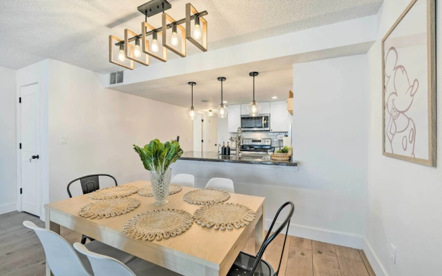 Chic Kissimmee Townhome: 4 Mi to Disney!