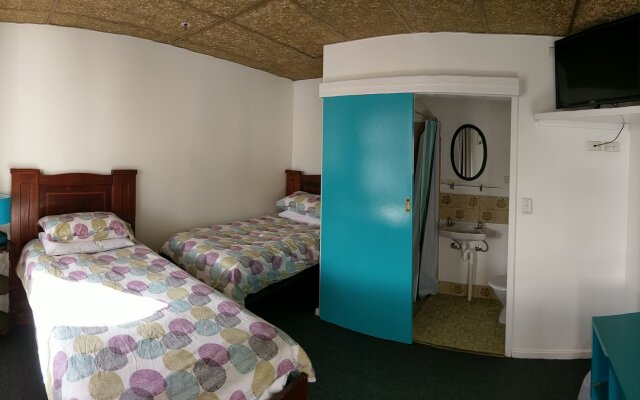 Adelaide Travellers Inn - Hostel
