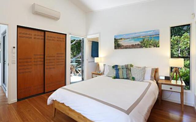 Barefoot Bungalow - Castaways Beach