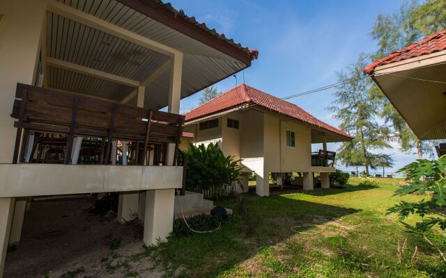 Pranee Beach Bungalows