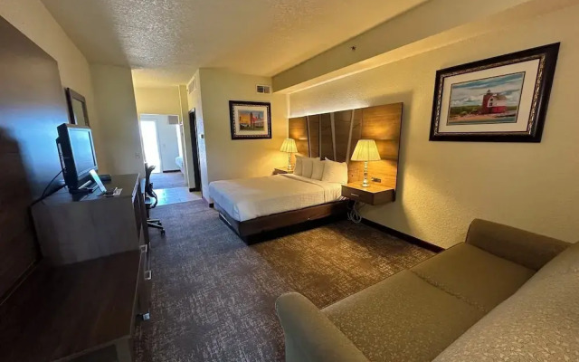 Mackinaw Beach & Bay Inn & Suites