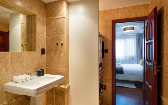 5BR 2BATH Masarykovo nábřeží apartment