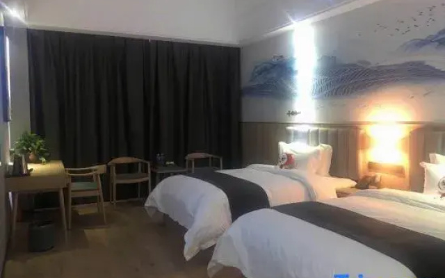 Ledong Longrun Hotel (Flo Town)