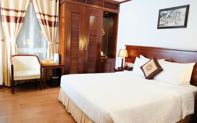 May De Ville Lakeside Hotel