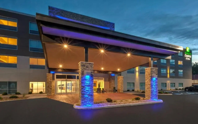 Holiday Inn Express & Suites Milan – Sandusky Area by IHG