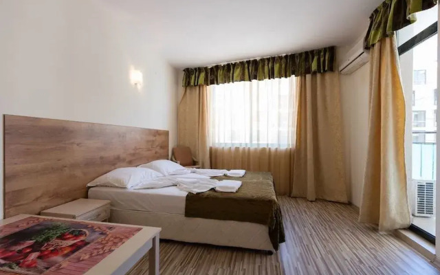 Studio for Family with Kitchenette and Pool view