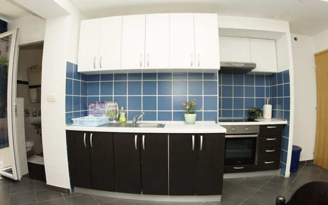 Charming Apartment 3 Sleeps 4 Guests