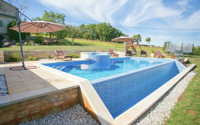 Unique Villa For Up To 8 Persons, With Pool, Jacuzzi And Beautiful Garden