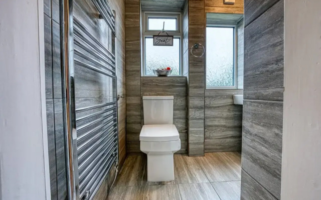 Modern 3 Bedroom 2 Bath Hse with Parking