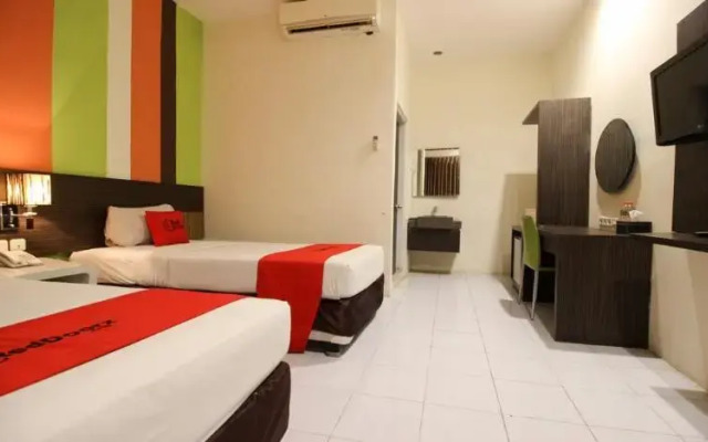 RedDoorz Plus near Keraton Yogyakarta 2