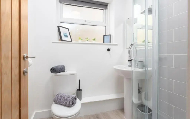Charles Alexander Short Stay - Charnley House Apartments