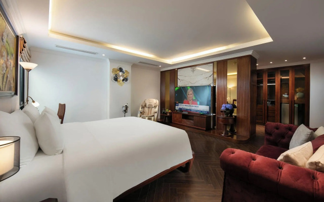 May de Ville Crown Hotel
