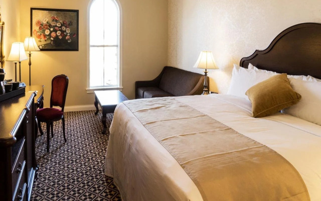 The Mount Vernon Grand Hotel