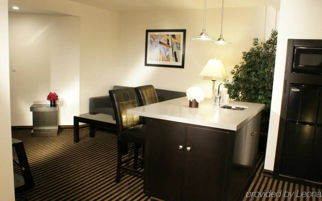 Holiday Inn Express & Suites Hollywood Walk Of Fame