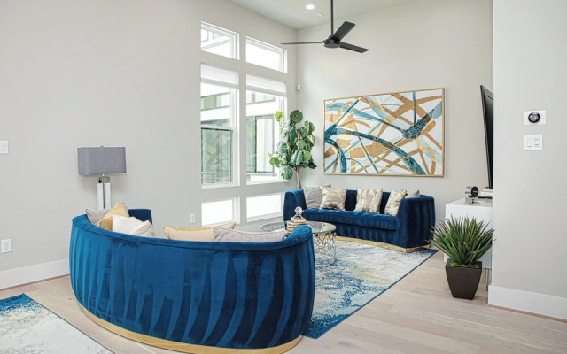 Luxury 3BD Rooftop Home in Dwtwn HTX.